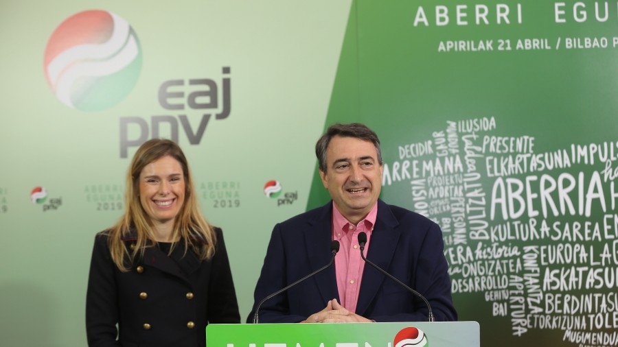 Aitor Esteban, Mireia Zarate. Aberri Egunaren kartelaren aurkezpena. Bilbao