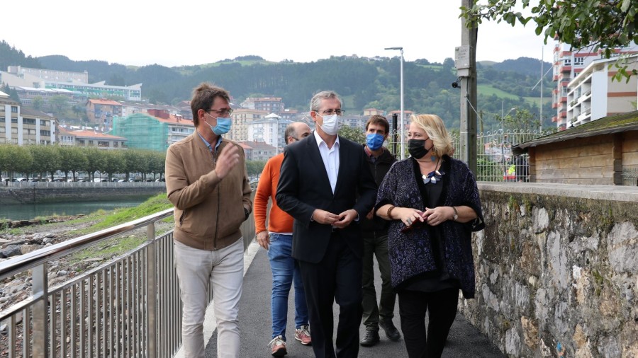 Finalizado el último tramo entre Ondarbeltz y el puente de Deba, el paseo peatonal une las localidades de Mutriku y Deba