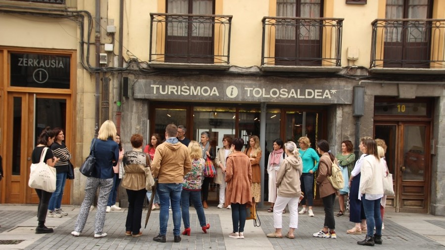 Comerciantes tolosarras conocen en exclusiva la visita guiada turística de Tolosa, para poner en valor su trabajo y agradecer su condición de embajadores