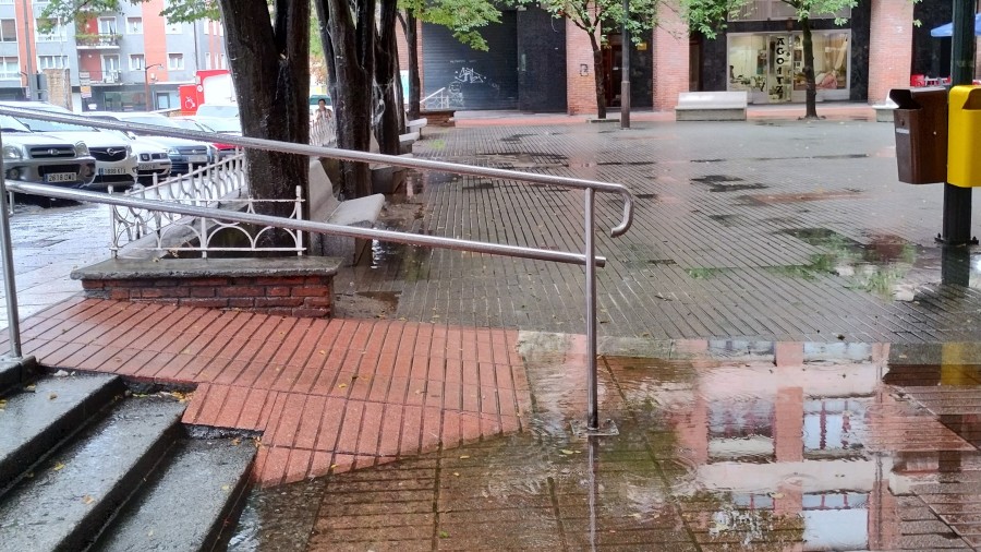 Han llegado el otoño y las lluvias y sigue  sin garantizarse la accesibilidad de la plaza Simón Arrieta