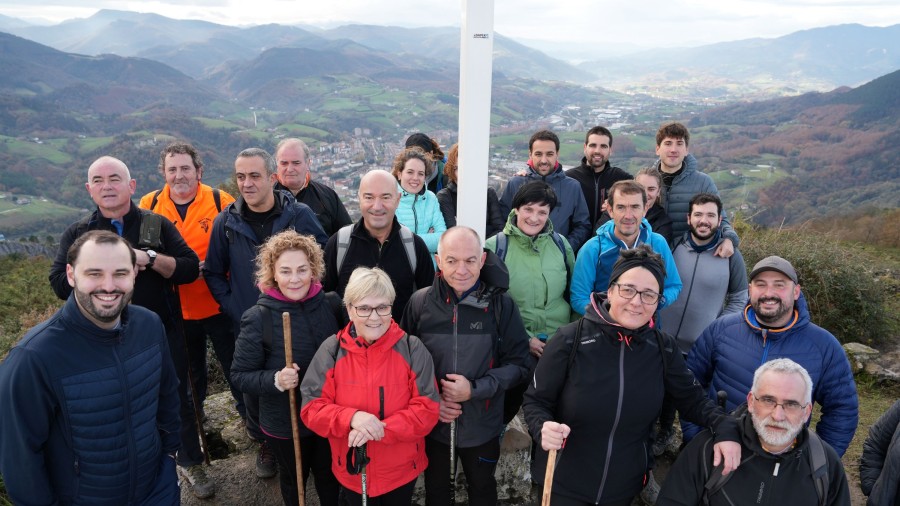 El batzoki de Andoain realiza una salida montañera a la ikurriña de Buruntza