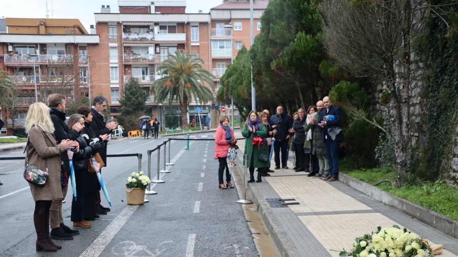 El Ayuntamiento ha colocado sendas placas en memoria de Juan Antonio Marcos González y Miguel Ángel Íñigo Blanco