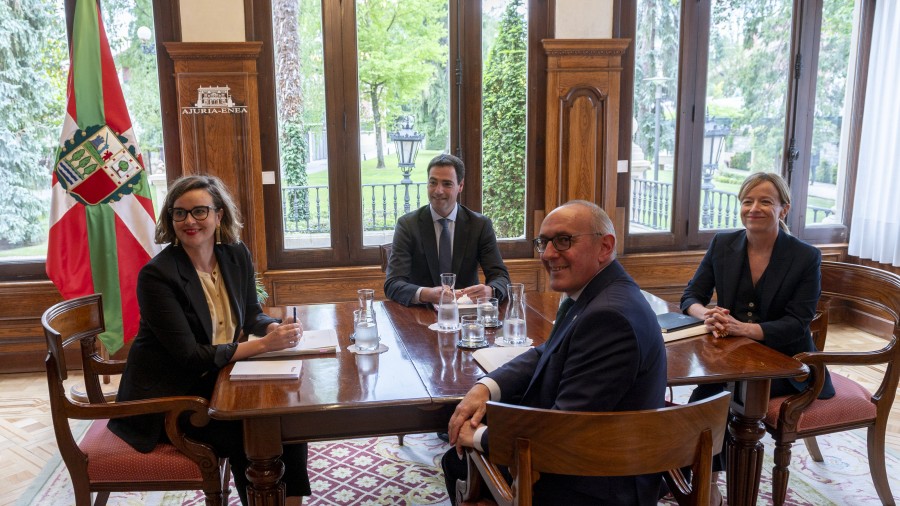 El Lehendakari Pradales defiende la importancia de los acuerdos y del trabajo compartido con los tres territorios en los retos y prioridades de País en su primer encuentro con el y las diputadas generales 